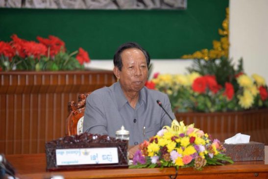 ឯកឧត្តម សាយ សំអាល់ជូនពរសម្តេចពិជ័យសេនា ទៀ បាញ់ ដែលព្រះមហាក្សត្រទើបតែងតាំង