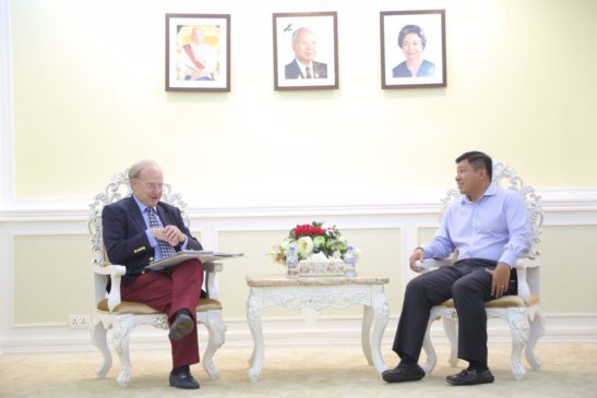 ឯកឧ្តមរដ្ឋមន្ត្រីចែករំលែកពីសមិទ្ធផលកំណែទម្រង់ក្រសួងទៅកាន់អ្នកនិពន្ធជនជាតិអង់គ្លេស