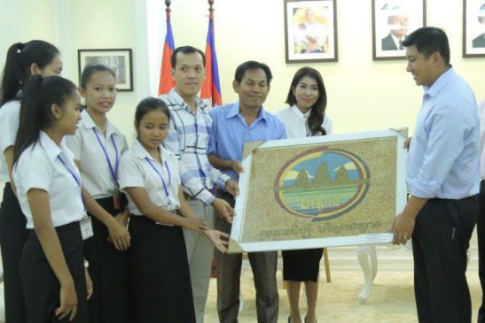 សិស្សវិទ្យាល័យឧដុង្គជូនរូបសញ្ញាក្រសួងបរិស្ថានផលិតពីគ្រាប់ធញ្ញជាតិដល់រដ្ឋមន្ត្រី ខណៈដែលវាគឺជាសក្ខីភាពនៃជោគជ័យលើការបញ្ជ្រៀបស្តីពីបរិស្ថាន