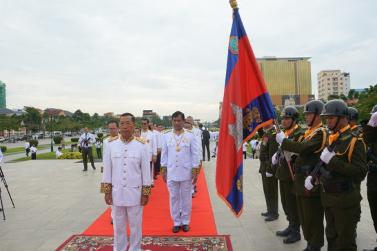គណៈប្រតិភូក្រសួងបរិស្ថានគោរពវិញ្ញាណក្ខន្ធព្រះបរមរតនៈកោដ្ឋ