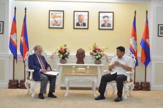 រដ្ឋមន្ត្រីបរិស្ថាន បានអនុញ្ញាតឱ្យសាស្ត្រាចារ្យអង់គ្លេសចូលជួបដើម្បីទទួលបានព័ត៌មានធាតុចូលក្នុងសៀវភៅថ្មី