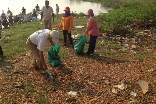 មន្ទីរបរិស្ថាន និងអាជ្ញាធរខេត្តបន្ទាយមានជ័យ ដឹកនាំប្រជាពលរដ្ឋសម្អាតបរិស្ថានតាមស្ទឹងសិរីសោភ័ណ