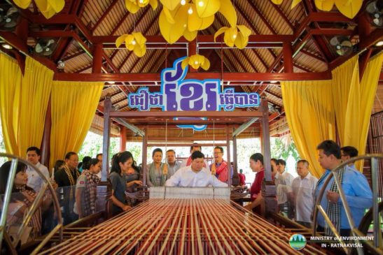 ឯកឧត្តម សាយ សំអាល់ ដឹកនាំមន្រ្តីក្រសួងបរិស្ថានចូលរួមត្បាញក្រមាវែងជាងគេនៅលើពិភពលោក