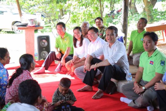 មូលនិធិបរិស្ថាន និងសង្គម ចែកពូជគោ ជ្រូក ដល់សហគមន៍តំបន់ការពារធម្មជាតិ ក្នុងខេត្តកំពត