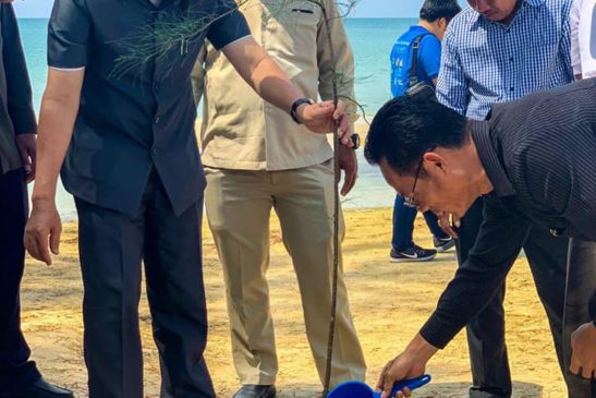 ឯកឧត្តម ស្រ៊ុន ដារិទ្ធិ រដ្ឋលេខាធិការក្រសួងបរិស្ថាន និងឯកឧត្តម យន្ត មីន អភិបាល នៃគណៈអភិបាលខេត្តព្រះសីហនុបានចូលរួមជាអធិបតីក្នុងពិធី «រួមគ្នាដើម្បីបរិស្ថានស្អាត»