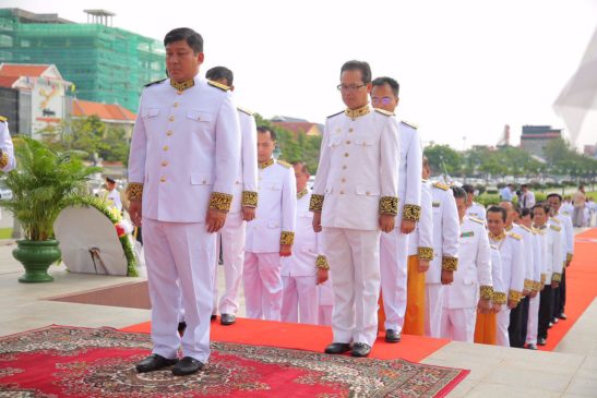 ឯកឧត្តម សាយ សំអាល់ រដ្ឋមន្ត្រីក្រសួងបរិស្ថាន បានចូលរួមថ្វាយកម្រងផ្កាគោរពព្រះវិញ្ញាណក្ខន្ធព្រះបរមរតនកោដ្ឋ