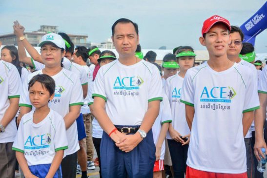 សាធារណជនរួមមានសិស្ស និស្សិត បញ្ញាវន្ត មន្ត្រីរាជការប្រមាណ ២០០០ នាក់បានចូលរួម”កម្មវិធីរត់ដើម្បីបរិស្ថាន” លើកទី៣