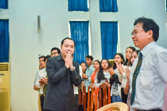 «បរិស្ថានជាបញ្ហារួមរបស់យើងទាំងអស់គ្នា ហើយទាមទារចាំបាច់នូវការចូលរួមរបស់យើងទាំងអស់គ្នាក្នុងការថែរក្សាអនាម័យបរិស្ថានជុំវិញខ្លួនយើងឱ្យបានល្អស្អាត បង្កើតបរិយាកាសល្អ និងមានផាសុកភាព សម្រាប់ការរស់នៅរស់យើង។ សង្គមកម្ពុជាមាន បរិស្ថានស្អាត និងមានភពបៃតងគឺកើតចេញពីពលរដ្ឋកម្ពុជាម្នាក់ៗចូលរួមក្នុងសកម្មភពបរិស្ថាន មានមេត្រីភាពបរិស្ថានប្រកបដោយ ការទទួលខុសត្រូវ និងដោយស្មារតីស្រឡាញ់បរិស្ថានខ្ពស់»