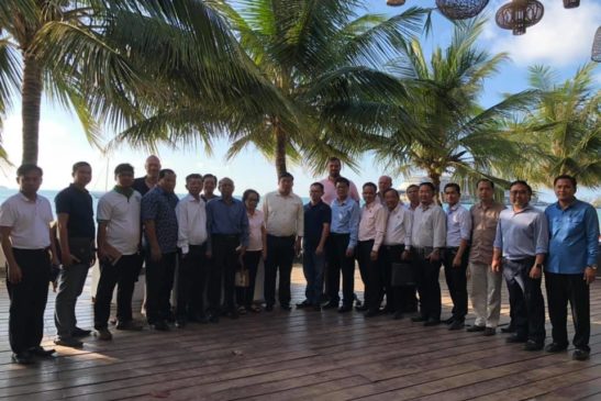 ឯកឧត្តម សាយ សំអាល់ រដ្ឋមន្ត្រីក្រសួងបរិស្ថាន និងជាប្រធានក្រុមការងាររដ្ឋាភិបាលចុះជួយខេត្តព្រះសីហនុ នៅអំឡុងកិច្ចប្រជុំជាមួយក្រុមអាជីវកដែលរកទទួលទាន ក្នុងវិស័យធុរកិច្ច និងសភាពាណិជ្ជកម្មនៅខេត្តព្រះសីហនុ