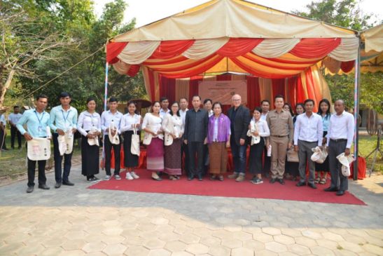 ឯកឧត្តម នេត្រ ភក្ត្រានៅក្នុងពិធីសម្ពោធដាក់ឱ្យអនុវត្តគម្រោងថែរក្សាបរិស្ថាន ដែលត្រូវបានដាក់ឈ្មោះថា «គម្រោង អ(R)» និងចែកដបទឹកដល់សិស្សានុសិស្សនៅវិទ្យាល័យបន្ទាយស្រី ស្រុកបន្ទាយស្រី ខេត្តសៀមរាប