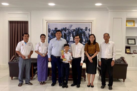 ឯកឧត្តម សាយ សំអាល់ រដ្ឋមន្ត្រីក្រសួងបរិស្ថាន បានកោតសរសើចំពោះសមត្ថភាពរបស់កុមារា គុណ គា ជ័យលាភីលេខ ១ ស្មូត្រកំណាព្យ «ពានរង្វាន់សម្តេចតេជោ»