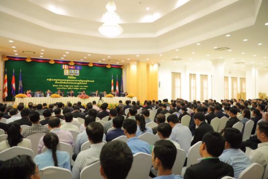 ឯកឧត្តម ទិន ពន្លក អគ្គលេខាធិការនៃក្រុមប្រឹក្សាជាតិអភិវឌ្ឍន៍ដោយចីរភាពគឺជាថ្នាក់ដឹកនាំម្នាក់ក្នុងចំណោមថ្នាក់ដឹកនាំនៃក្រសួងបរិស្ថានដែលត្រូវបានសាកលវិទ្យាល័យលីខ្វាន់យូរបស់ប្រទេសសិង្ហបុរីដ៏ល្បីជ្រើសរើសចូលរួមវគ្គបណ្តុះបណ្តាល ពង្រឹងសមត្ថភាពបន្ថែមក្នុងភាពជាអ្នកដឹកនាំ