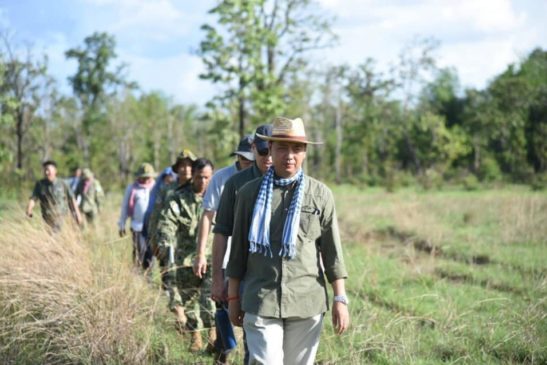 ឯកឧត្តម នេត្រ ភក្ត្រា រដ្ឋលេខាធិការនិងជាមន្ត្រីនាំពាក្យក្រសួងបរិស្ថានក្នុងឱកាសដែលឯកឧត្តមដឹកនាំប្រតិភូក្រសួងបរិស្ថាននិងក្រុមអ្នកសារព័ត៌មានជាតិជិត ២០ ស្ថាប័នពិនិត្យលើការអនុវត្តគម្រោងការពារនិងអភិរក្សសត្វព្រៃ របស់អង្គការសមាគមសត្វព្រៃប្រចាំកម្ពុជា (WCS)