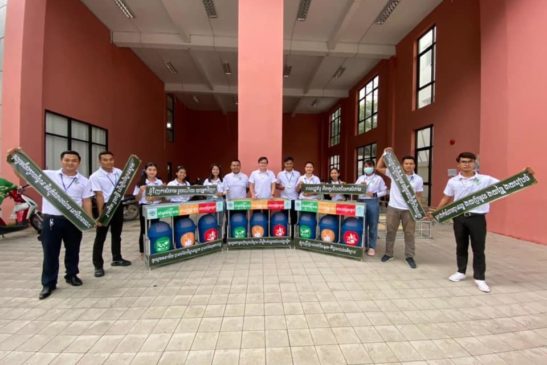 ធុងសំរាមដែលចែកជាបីផ្នែកសម្រាប់ដាក់សំណល់ខុសៗគ្នា តាមរយៈក្រុមការងារ ផ្តើមពីយើង-We First? ដោយមានការឧបត្ថម្ភគាំទ្រពីក្រសួងបរិស្ថាន