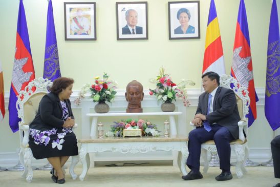 ឯកឧត្តម សាយ សំអាល់ រដ្ឋមន្រ្តីក្រសួងបរិស្ថាន បានអនុញ្ញាតអោយលោកជំទាវ លីអឹកា រ៉ូឌ្រីហ្គេ បារីយ៉ូស (Liurka Rodriguez Barrios )ឯកអគ្គរដ្ឋទូតនៃសាធារណៈរដ្ឋគុយបាប្រចាំព្រះរាជាណាចក្រកម្ពុជា ចូលជួបសម្តែងការគួរសម និងពិភាក្សាការងារ