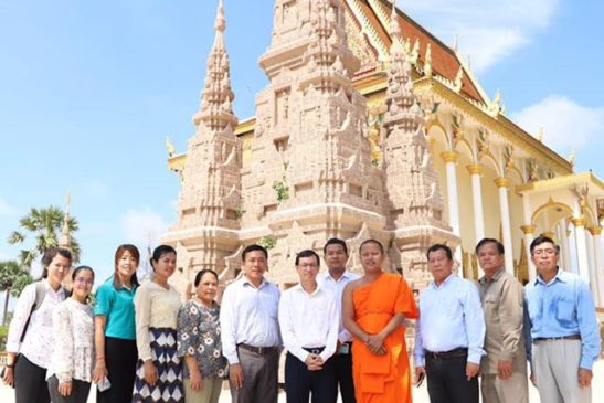 ក្រសួងបរិស្ថាននាំយកធុងចម្រោះទឹកស្អាត ប្រគេនវត្តភ្នៀតសិម្ពលី