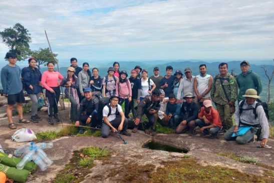 ទេសចរណ៍ផ្សងព្រេងចាប់អារម្មណ៍ដើរកំសាន្តឡើងលើភ្នំរាំងខ្វាវខេត្តពោធិ៍សាត់