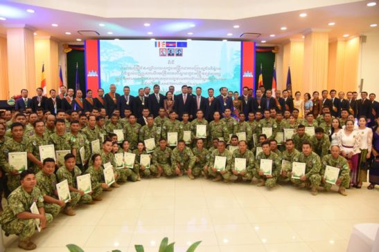 ពីធីបំពាក់គ្រឿងឥស្សររិយយសជូនមន្រ្តីរាជការក្រសួងបរិស្ថាន ជូនមន្រ្តីឧទ្យានុរក្សក្នុងឱកាសសន្និបាតបូកសរុបលទ្ធផលការងារបរិស្ថានឆ្នាំ២០២០ និងលើកទិសដៅការងារឆ្នាំ២០២១