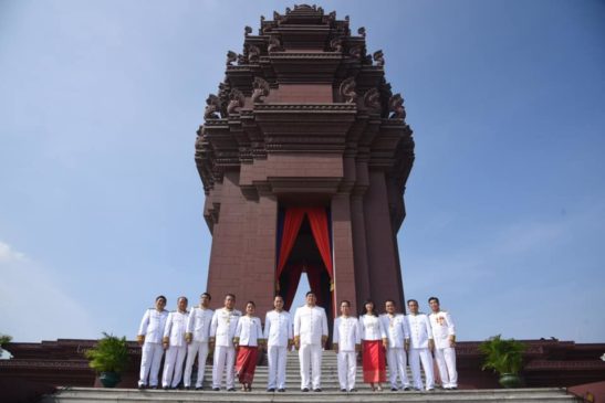 ឯកឧត្តម សាយ សំអាល់ ដឹកនាំប្រតិភូក្រសួងបរិស្ថានដាក់កម្រងផ្កាគោរពវិញ្ញាណក្ខន្ធ នៅវិមានឯករាជ្យ និងព្រះបរមរូប ព្រះករុណា ព្រះបរមរតនកោដ្ឋ