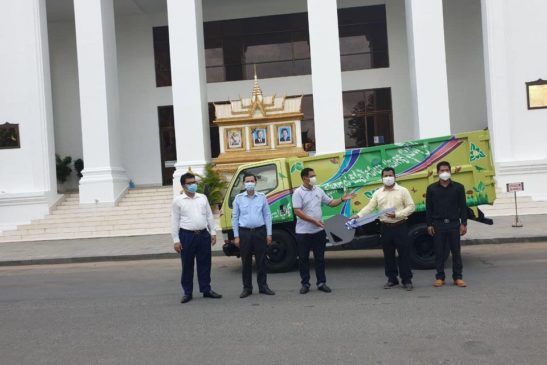 រដ្ឋបាលក្រុងកោះរ៉ុង ទទួលបានរថយន្តដឹកសំរាម១គ្រឿង ពីក្រសួងបរិស្ថាន