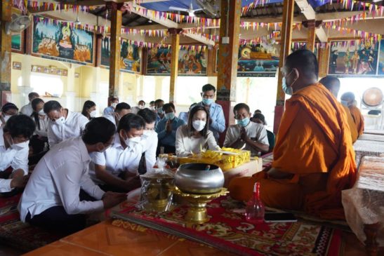 ឯកឧត្តម សុខ គាង ប្រគេនទៀនវស្សា និងទេយ្យទាន ដល់ព្រះសង្ឃនិងជួបសំណេះសំណាលជាមួយគ្រូបង្រៀន និងសិស្សានុសិស្ស ក្នុងស្រុកព្រៃនប់ ខេត្តព្រះសីសហនុ