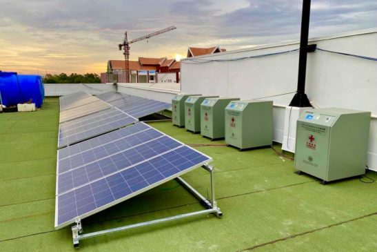 អគារសហភាពសហព័ន្ធយុវជនកម្ពុជា (សសយក) រាជធានីភ្នំពេញ បានបំភ្លឺដោយអគ្គិសនីដើរដោយថាមពលពន្លឺព្រះអាទិត្យ