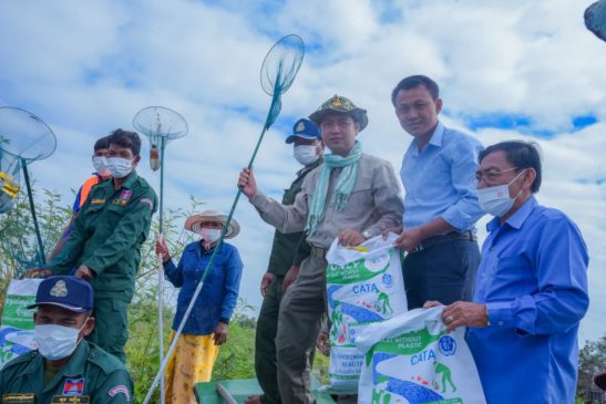 នៅក្នុងឱកាសចុះពិនិត្យ«គម្រោងប្លាស្ទិកដូរយកអង្ករ»អនុវត្តដោយអង្គការមូលនិធិទំពាំងស្នង ឫស្សី គាំទ្រដោយក្រសួងបរិស្ថាន