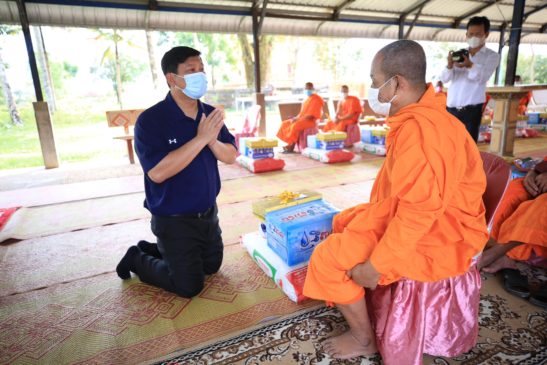 ក្រុមការងារចុះមូលដ្ឋានខេត្តព្រះសីហនុប្រគេនទេយ្យទាន ដល់ព្រះសង្ឃក្នុងស្រុកព្រៃនប់ខេត្តព្រះសីហនុ