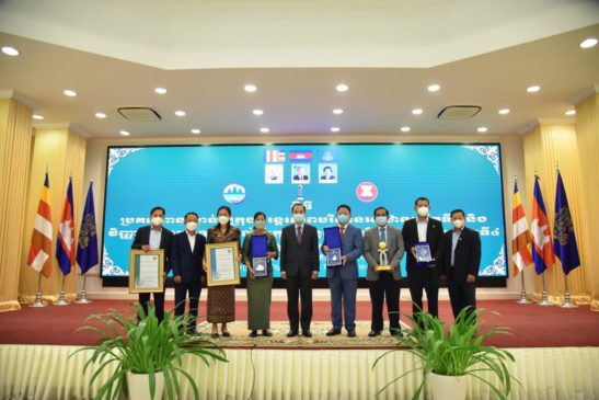 រាជធានី និងក្រុងកម្ពុជាចំនួន៤ ទទួលបានពានរង្វាន់ទីក្រុងនិរន្តរភាពបរិស្ថានអាស៊ាន និងវិញ្ញាបនបត្រទទួលស្គាល់ដីស្អាត ទឹកស្អាត និងខ្យល់ស្អាត