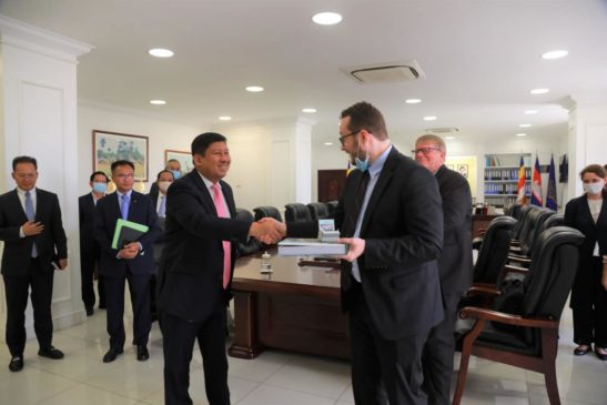 ឯកឧត្តម សាយ សំអាល់ រដ្ឋមន្រ្តីក្រសួងបរិស្ថាន បានទទួលជួបពិភាក្សាការងារជាមួយនឹងប្រតិភូនៃ មូលនិធិរូបិយវត្ថុអន្តរជាតិ (IMF) ដឹកនាំដោយ Fabien Gonguet អំពីការឆ្លើយតបនឹងការប្រែប្រួលអាកាសធាតុ គ្រោះធម្មជាតិ និងការគ្រប់គ្រងហិរញ្ញវត្ថុនៅកម្ពុជា