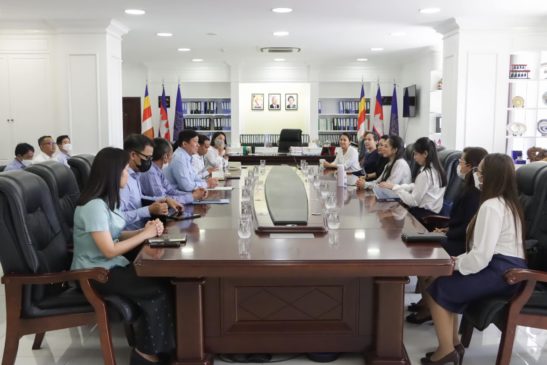 ជំនួបសំណេះសំណាលនិងពិភាក្សាការងារ រវាង ឯកឧត្តម សាយ សំអាល់ រដ្ឋមន្រ្តីក្រសួងបរិស្ថាន និង លោកជំទាវ ពេជ្រ ចន្ទមុន្នី អគ្គស្នងការនៃសមាគមកាយឬទ្ធិនារីកម្ពុជា និងសហការី ង