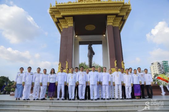 គណៈប្រតិភូក្រសួងបរិស្ថាន ចូលរួមគោរពវិញ្ញាណក្ខន្ធនៅវិមានឯករាជ្យ និងថ្វាយកម្រងផ្កាព្រះវិញ្ញាណក្ខន្ធ ព្រះករុណា “ព្រះបរមរតនកោដ្ឋ“ ក្នុងឱកាសខួបអនុស្សាវរីយ៍លើកទី៦៩ ទិវាបុណ្យឯករាជ្យជាតិ ៩ វិច្ឆិកា