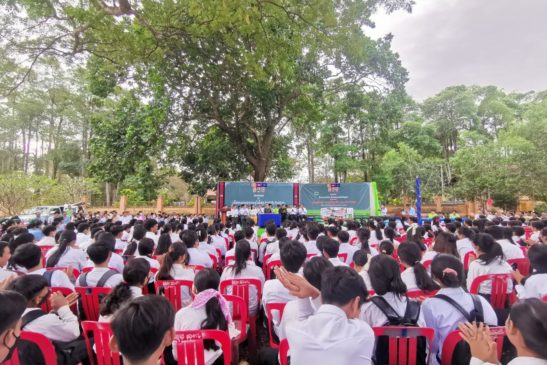 ពិធីបើកបវេសនកាលឆ្នាំសិក្សាថ្មី នៅវិទ្យាល័យពាមជាំង នាពេលនេះ បានប្រព្រឹត្តទៅជាមួយការរៀបចំយុទ្ធនាការអនាម័យបរិស្ថាន ក្រោមប្រធានបទ «មាតុភូមិយើង កាតព្វកិច្ចយើង ស្អាត និងបៃតង»