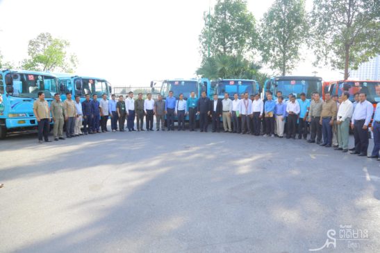 ពិធីប្រគល់ទទួលរថយន្តដឹកសំរាម និងទូកម៉ាស៊ីន ជូនដល់បណ្តាមន្ទីរបរិស្ថានរាជធានី-ខេត្ត នាទីស្តីការក្រសួងបរិស្ថាន