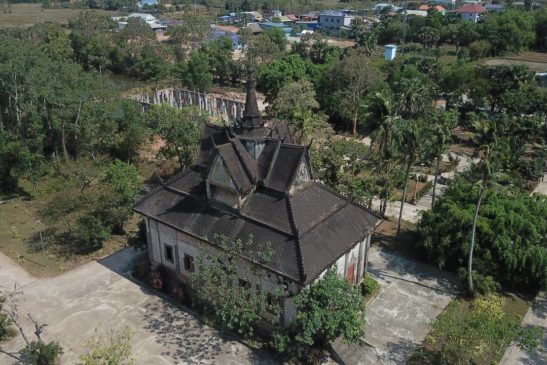 ព្រះវិហារវត្តស្រែប្រាំង ឬវត្តបឹងកោះស្រែប្រាំង ស្ថិតនៅក្នុងឃុំឬស្សីស្រុកខាងលិច ស្រុកកំពង់ត្រាច ខេត្តកំពត ក្បែរព្រំដែនកម្ពុជា-វៀតណាម