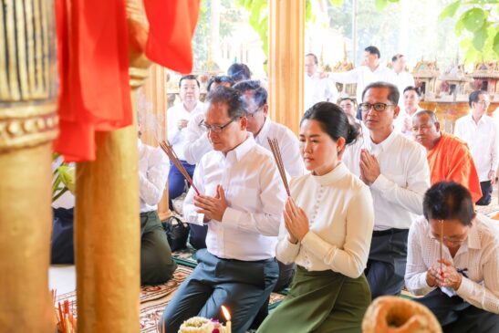 ក្រុមការងារចុះមូលដ្ឋានខេត្តត្បូងឃ្មុំ រួមជាមួយថ្នាក់ដឹកនាំ និងមន្រ្តីរាជការក្រសួងបរិស្ថាន សមាគមនារីដើម្បីសន្តិភាពនិងអភិវឌ្ឍន៍ក្រសួងបរិស្ថាន រដ្ឋបាលខេត្តត្បូងឃ្មុំ អាជ្ញាធរមូលដ្ឋាននៅស្រុកអូររាំងឪ ព្រះសង្ឃ និងប្រជាពលរដ្ឋ ធ្វើការបួងសួងប្រសិទ្ធពរជ័យ សុំសេចក្ដីសុខចម្រើន និងជ័យជម្នះ ជូនថ្នាក់ដឹកនាំ និងវីរៈកងទ័ពកម្ពុជា